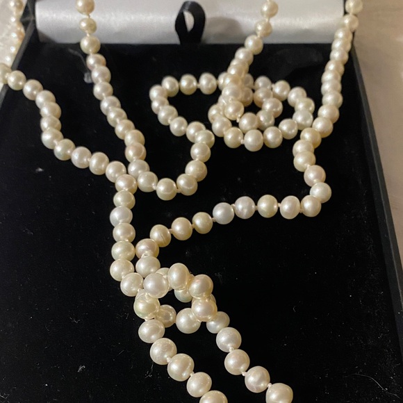 Classic White Pearl Necklace .. 30” Single Strand .. case included - Picture 2 of 5